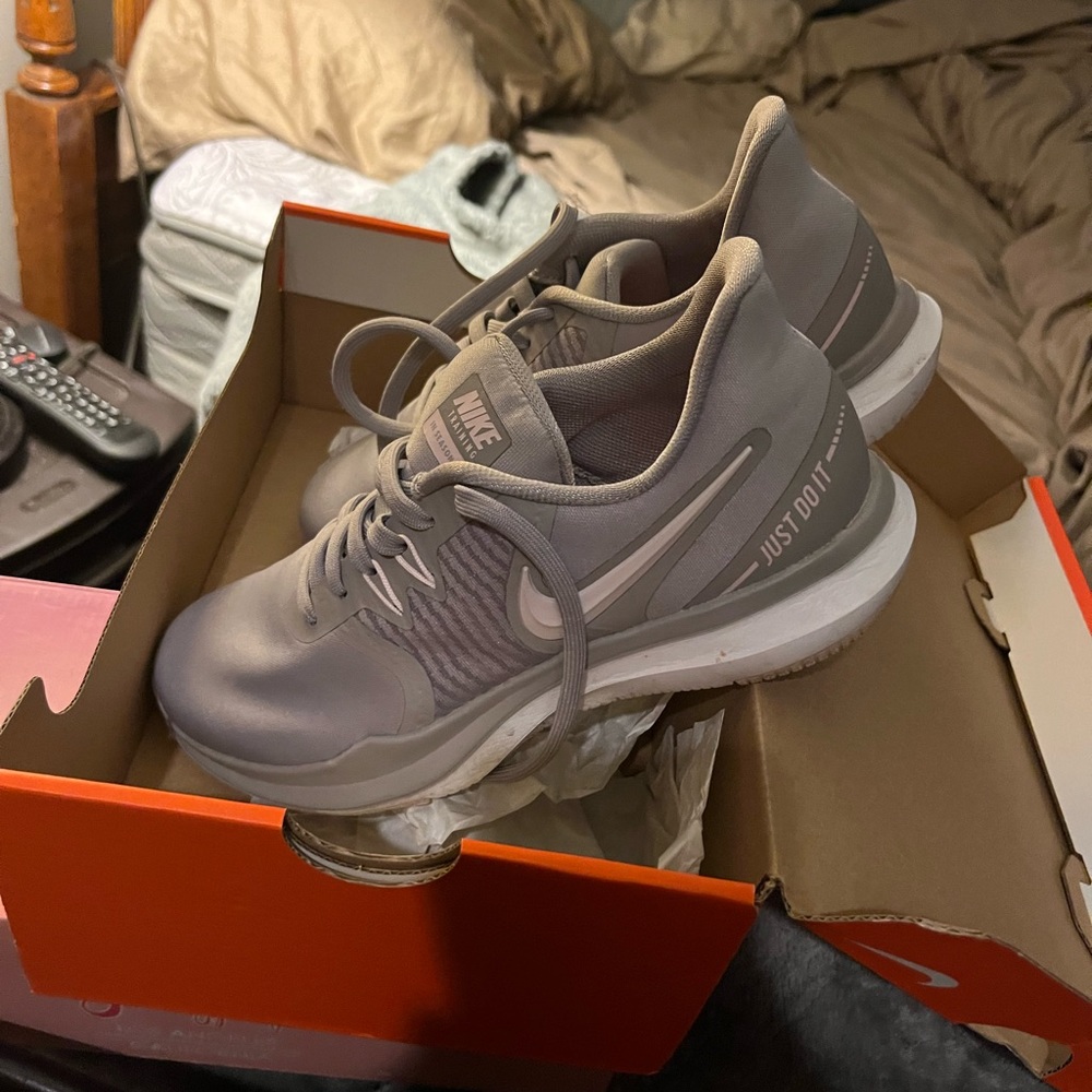 Like new womens Nike shoes size 6